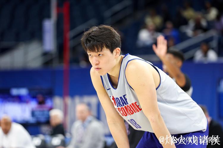 杨瀚森轰两双谦逊受访，笑谈表现获主帅盛赞攻守兼备！